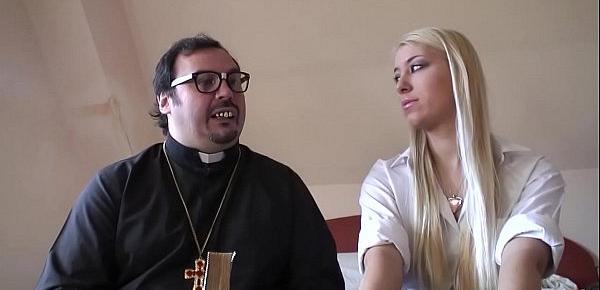  La estudiante rubia tiene que ser purificada por el Padre Damian. Valentina Rossi la pecadora